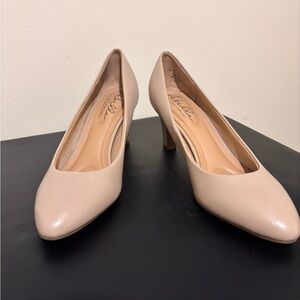Abella True Comfort 3" Nude Pumps Closed Toe Womens 10M EUC Office Neutral